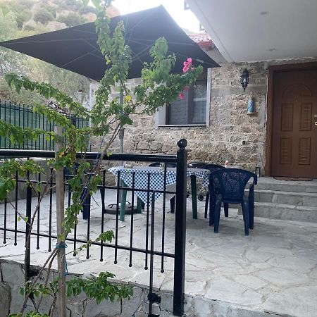 Ferienwohnung Stone house under a rock Kukos Sykia Exterior foto